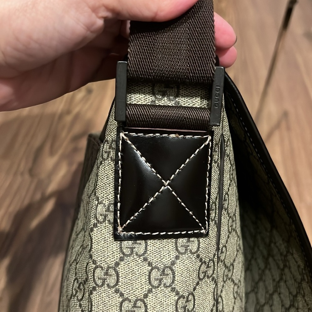 A407- 💯 % authentic Gucci crossbody bag - Picture 10 of 16